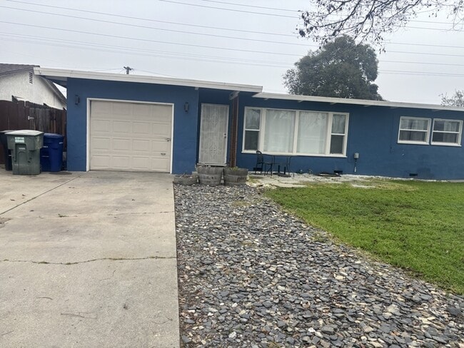 Building Photo - This charming 2-bedroom, 1-bathroom home in the heart of Modesto