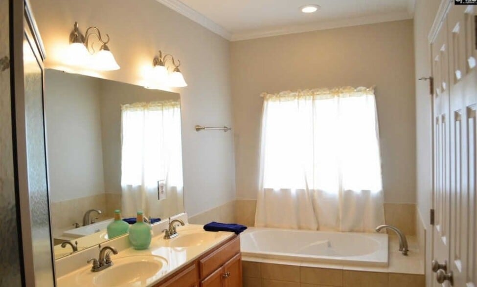 Master Bath Tub - 144 Lincoln St