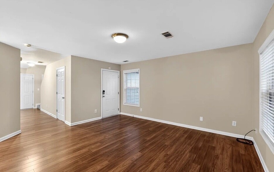 Building Photo - 2732 Silver Hill Terrace SE