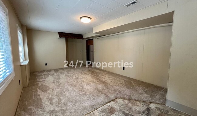 Building Photo - Spacious 4BD I 2BA Home w/ Separate Living...
