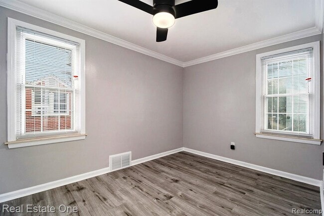 Building Photo - 1510 E 4th St