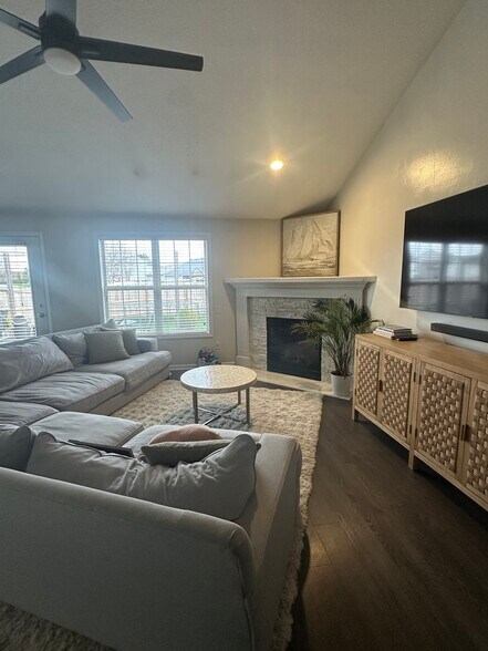 Building Photo - 9527 Acacia Psge