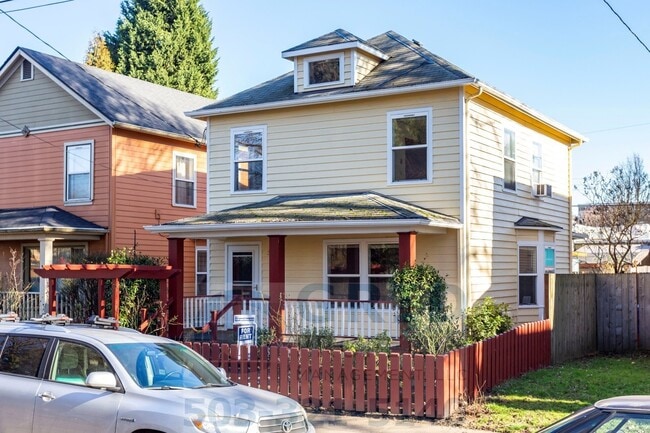 Building Photo - Charming 3 Bedroom Craftsman - Located near Mississippi Avenue!