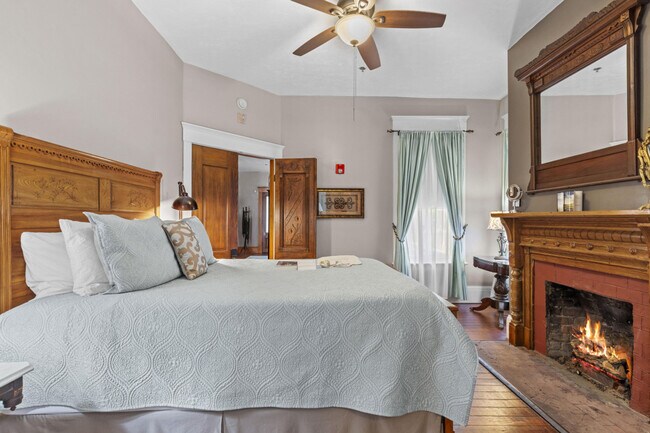 Building Photo - 221 SE 7th St