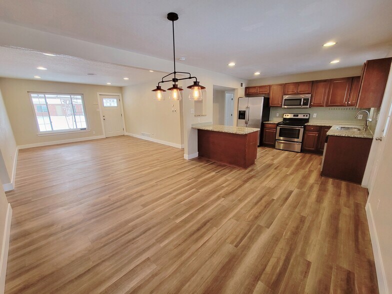 Open concept kitchen, living, dining - 1170 Racine Street
