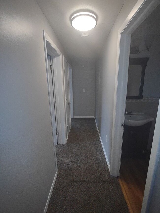Building Photo - Spacious 4 Bedroom Single Family Home - No...