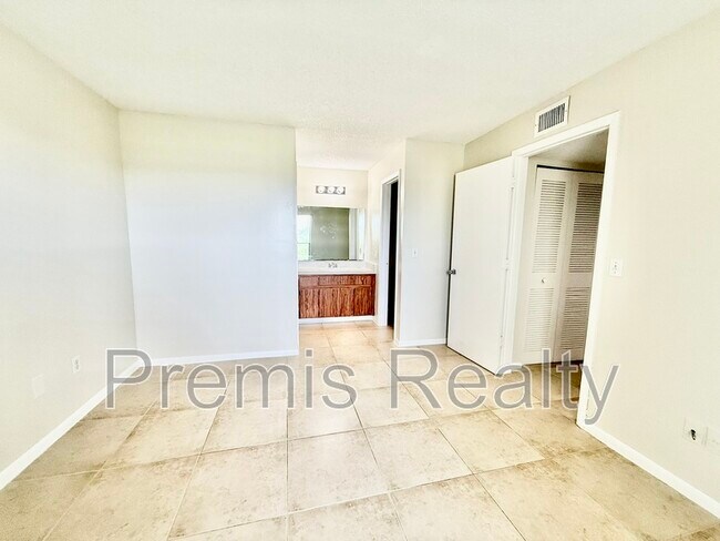Building Photo - 455 Alt 19