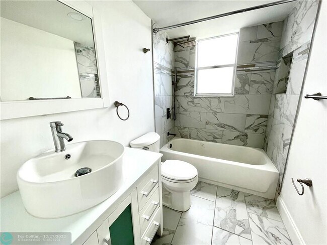 Building Photo - 2821 Somerset Dr