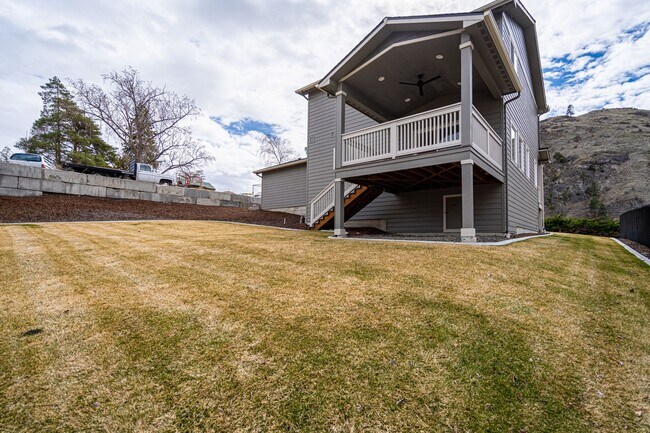 Building Photo - Newer Construction! 3 bed/2.5 bath, double garage, central heat/air, VIEWS!