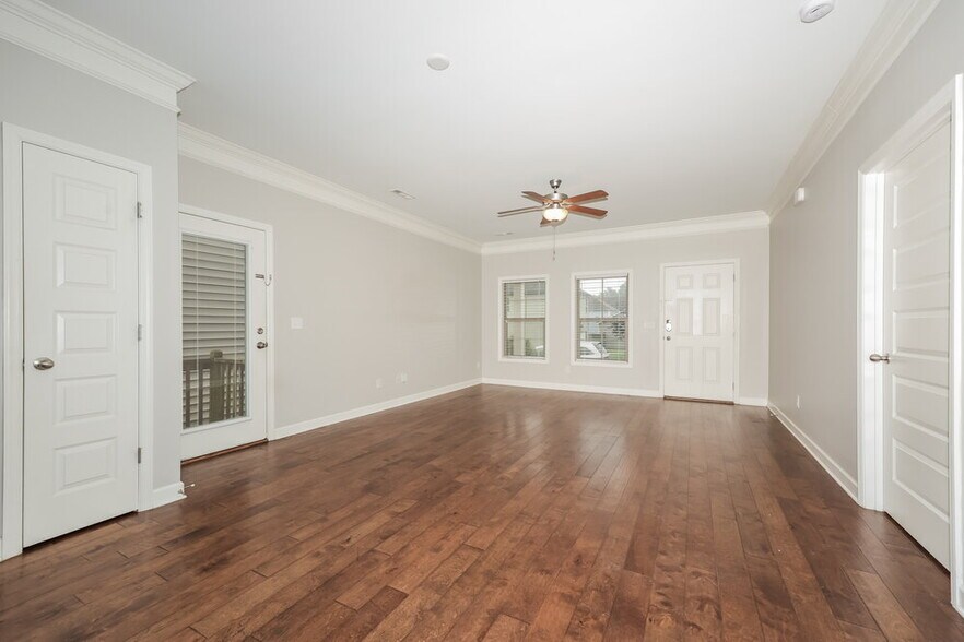 Building Photo - 2237 Dale View Dr