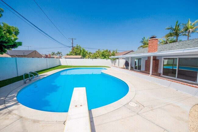 Building Photo - Completely Remodeld W/ Swimming Pool!