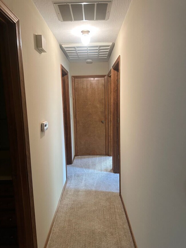 Building Photo - Charming 3 Bedroom Brick Home with Fenced Backyard