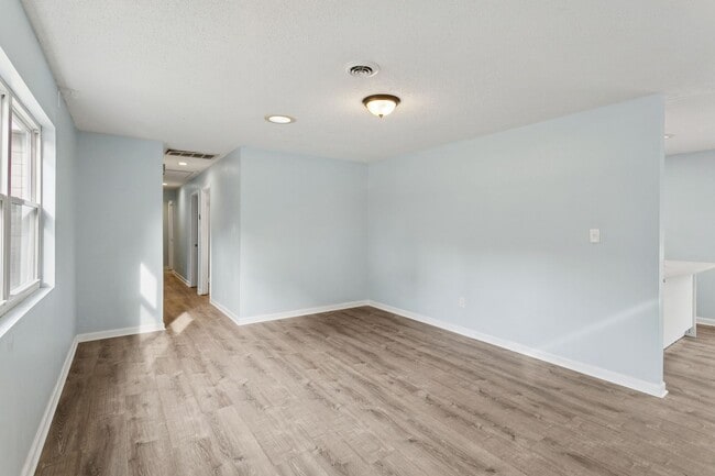 Building Photo - Updated Large Home with Private In-Law Suite Near Gloucester Main Street