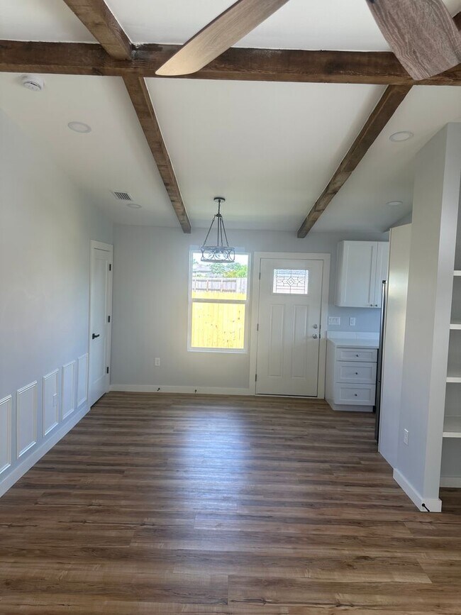 Building Photo - 7209 Lake Suzzanne Ln