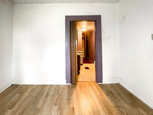 Building Photo - 1810 E 6th St