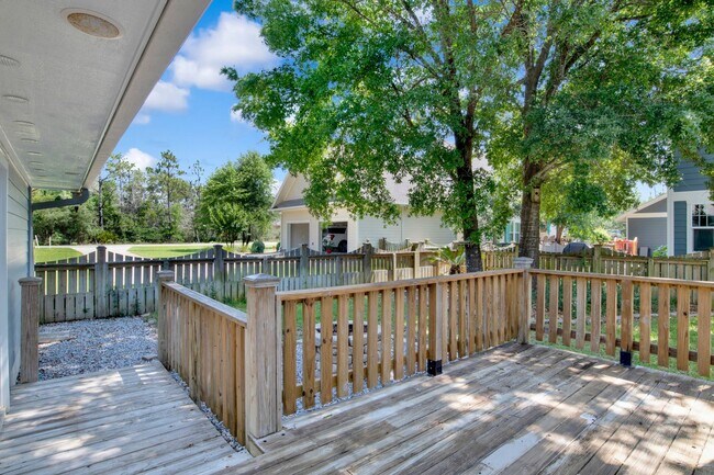 Building Photo - Sprawling Pensacola home close to NAS Pens...