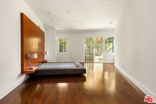 Building Photo - 3255 Fernwood Ave