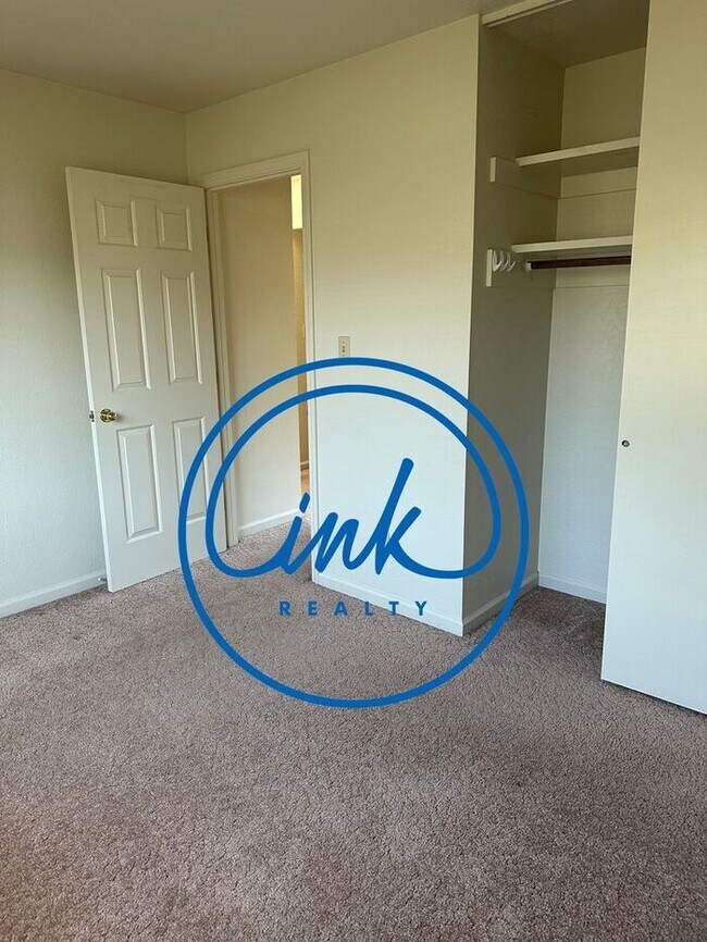 Building Photo - Carson City Townhouse for Rent