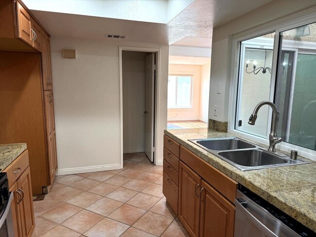 Building Photo - Beautiful 3 Bedroom 2.5 Bath