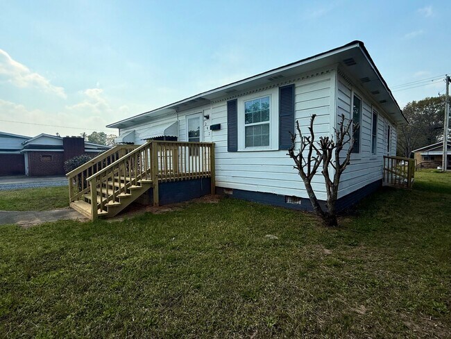 Building Photo - Fully Renovated 3-Bedroom, 1 Bathroom Home