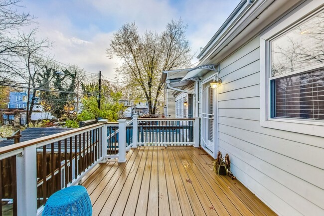 Building Photo - Beautiful TH - 4 bedroom + 3.5 BA - 7 mo -...