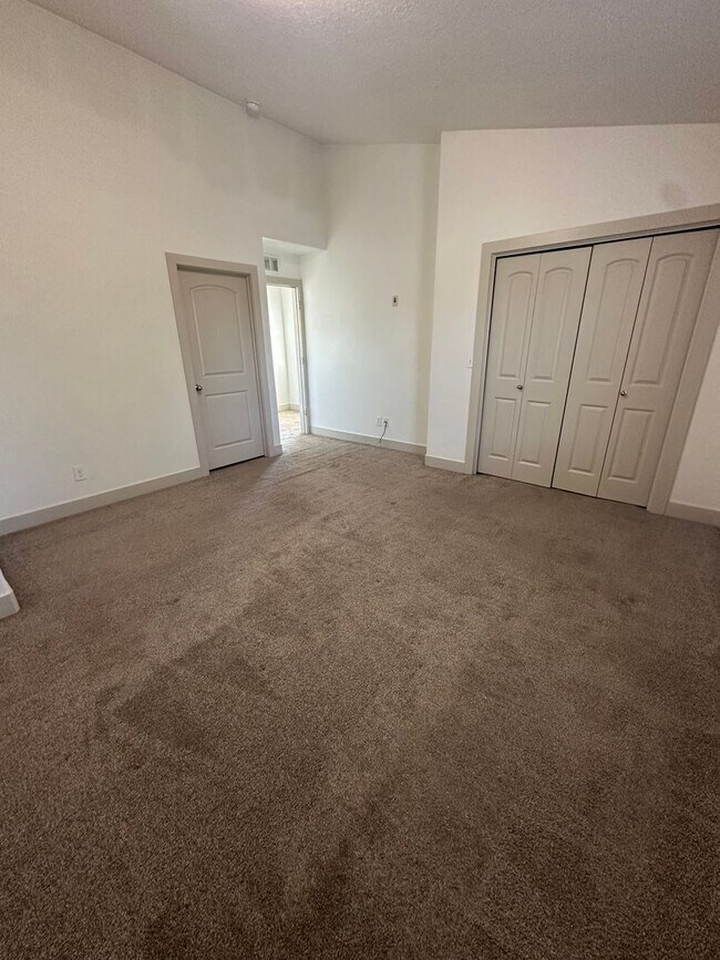 Building Photo - GET $1000 OFF THE FIRST MONTHS RENT!!!
