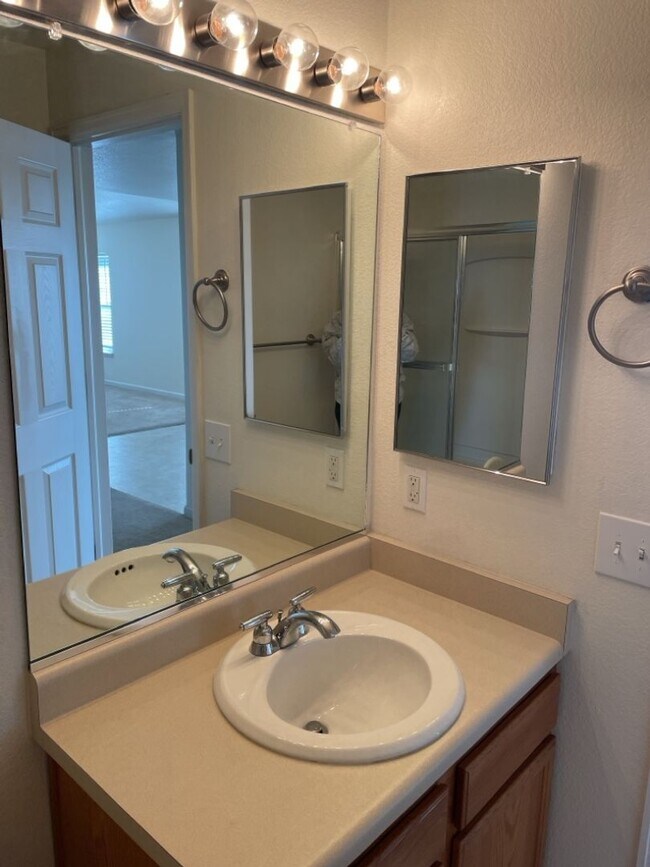 Building Photo - Bright & Spacious 2 Bed, 2 Bath Condo
