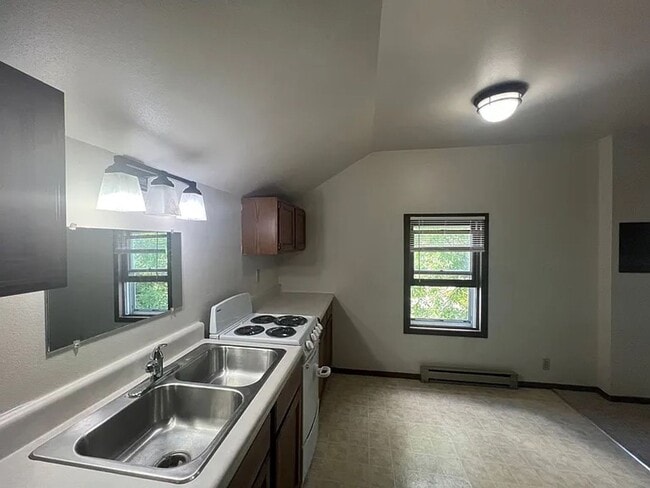 Building Photo - 636 Kickbusch St