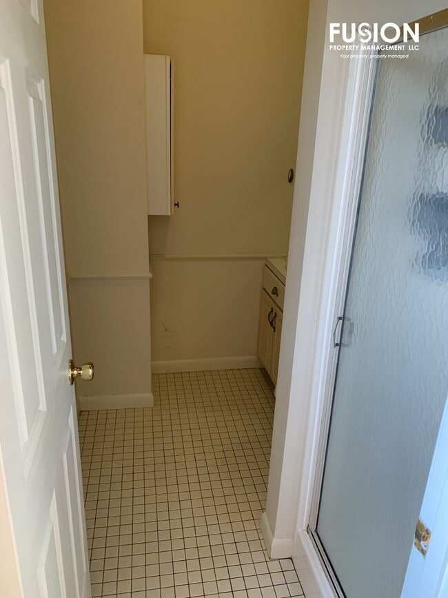 Building Photo - Top Floor Remolded Penthouse on College Street!