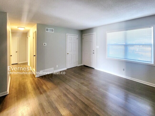 Building Photo - 8549 Southaven Cir W
