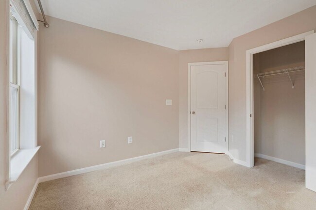 Building Photo - 102 Vista Knoll Dr