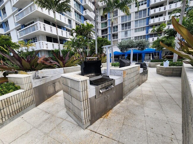 Building Photo - 800 West Ave