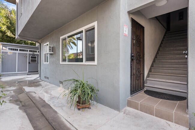 EXIT UNIT - 103 N Hayworth Ave