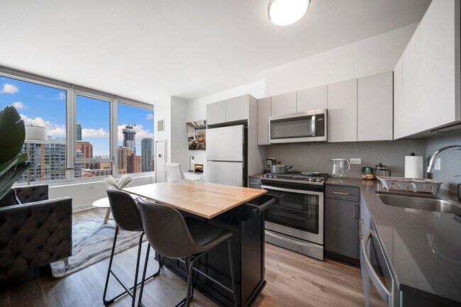 Building Photo - 347 S Clark St