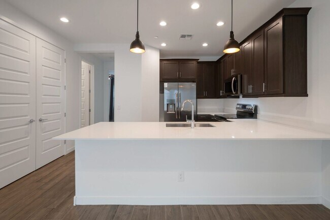 Building Photo - Like Brand New Luxurious Modern 3 Bedroom 2 Bath Townhome in Warner Meadow – Rare Rental Opportun...