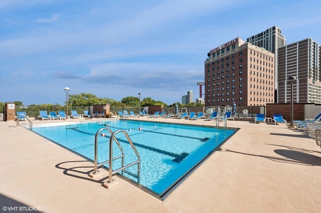 Building Photo - 1850 N Clark St