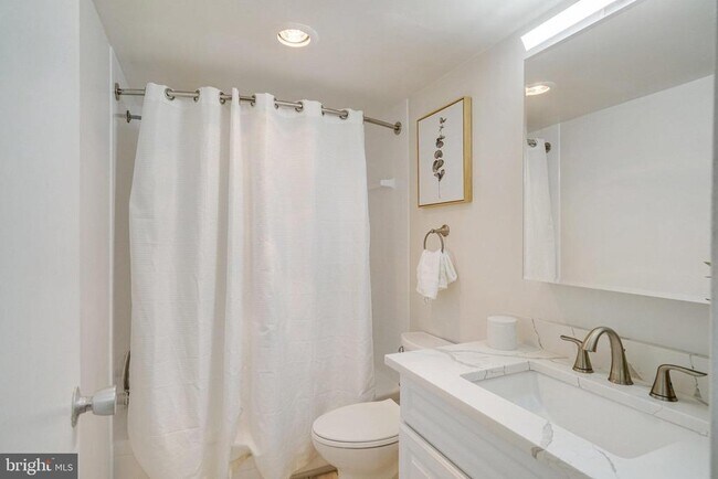 Building Photo - 1300 Army Navy Dr
