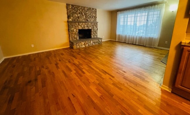 Building Photo - Burlington 3 Bed 2 Bath Home in quiet neighborhood