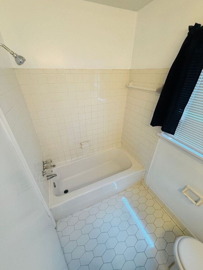 Building Photo - Beautiful 3-4 Bedroom 2 Bathroom Home