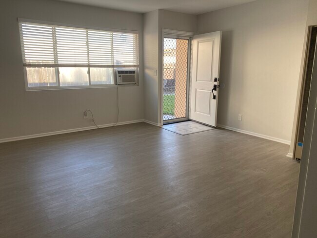 Livingroom looking at front door - 4164 Howard Ave
