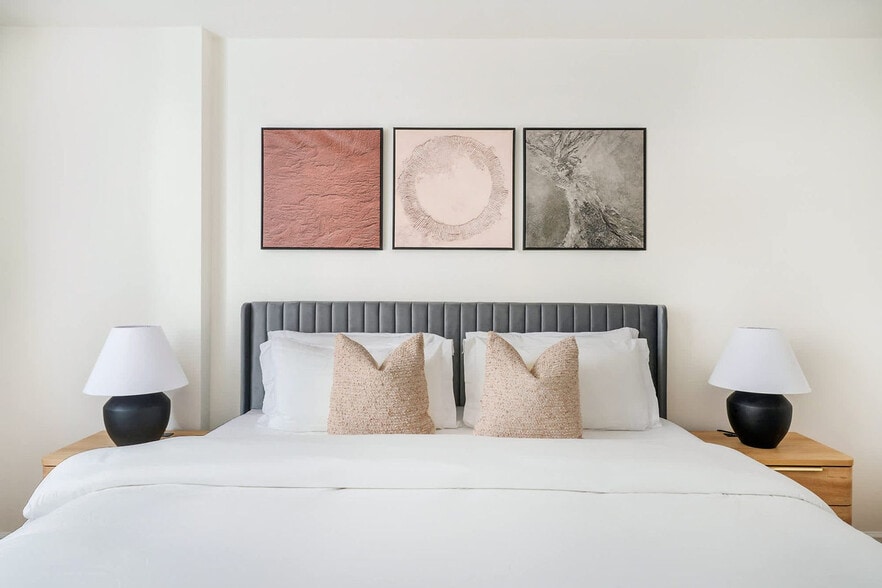 Building Photo - 350 W 43rd St