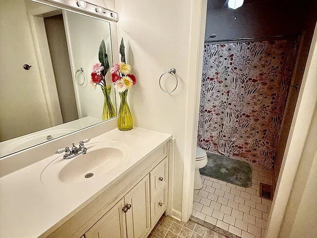 Building Photo - Beautifully Maintained Townhome in the Heart of Bellevue!