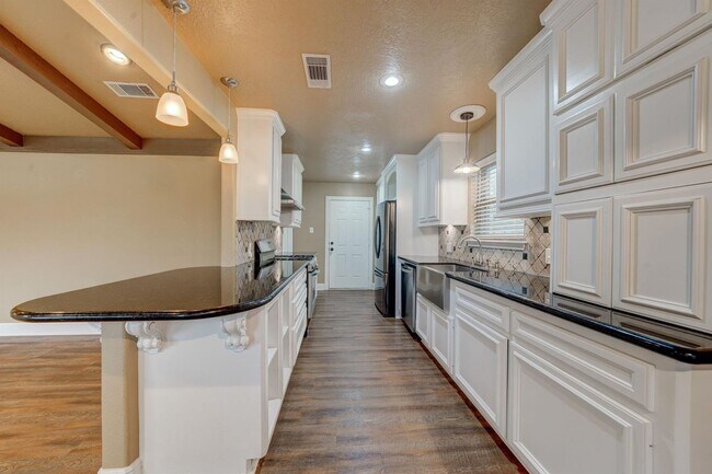Building Photo - This charming 3-bedroom, 2-bathroom oasis ...