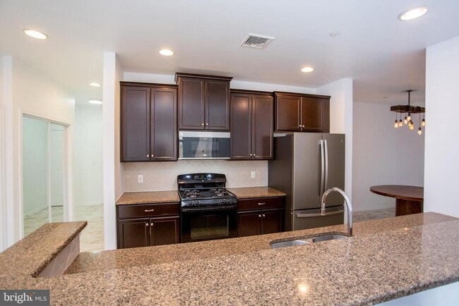 Building Photo - 523 Carson Terrace