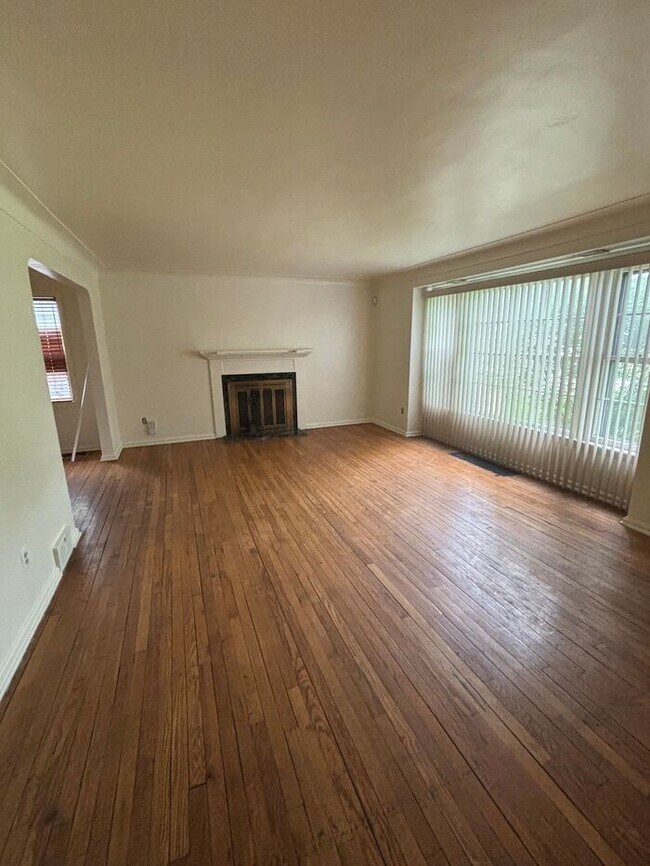 Building Photo - Charming 3 beds 1.5 baths in South Euclid!