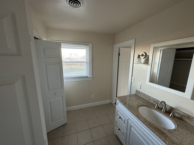 Building Photo - 598 N Trotman Rd