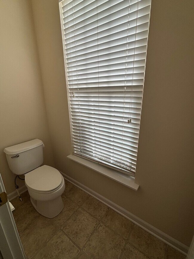 Building Photo - Spacious End Unit 3BR/2.5BA Townhouse