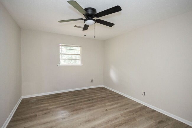 Building Photo - 1011 W Slaton Ave