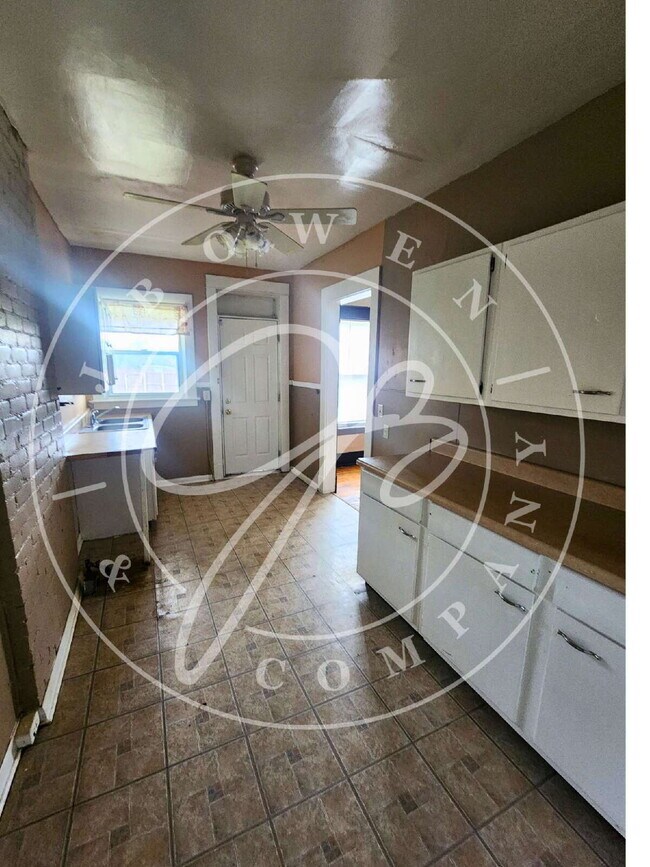 Building Photo - "Charming 2-Bedroom Townhouse on East Broa...