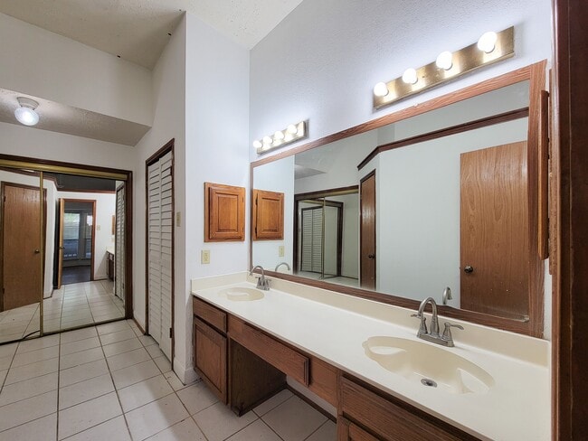 Building Photo - 2030 Creek Valley Ln